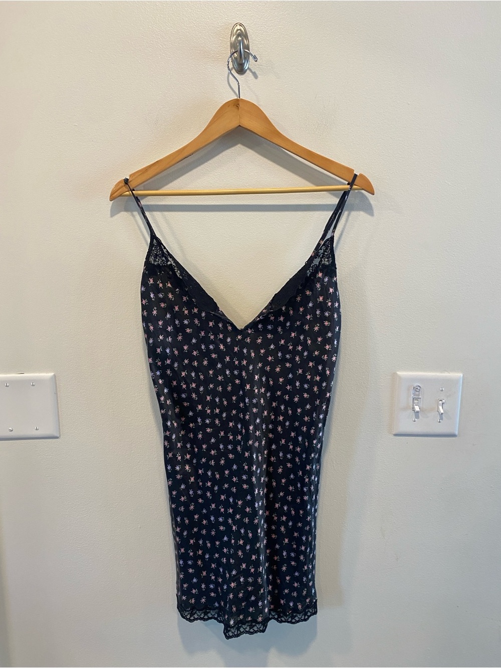 Vintage Y2K Victoria’s Secret 100% Silk Slip Dress Size Large dark floral lace